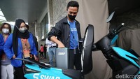 Tiga service yang ditawarkan adalah konversi kendaraan konvensional jadi kendaraan listrik, baik sepeda motor, bus, truk atau mobil. Kedua, Spora EV memberikan jasa pengembangan produk, dan yang terakhir memberikan jasa konsultasi untuk perusahaan-perusahaan yang ingin mengubah armada kendaraannya menjadi kendaraan listrik, serta perusahaan yang ingin ekplorasi tentang bisnis kendaraan listrik (transformasi bisnis).
