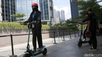 Pengunjung mencoba kendaraan elektrik di Festival Energi Terbarukan [RE]Spark 2022 di Jakarta, Jumat (3/6).