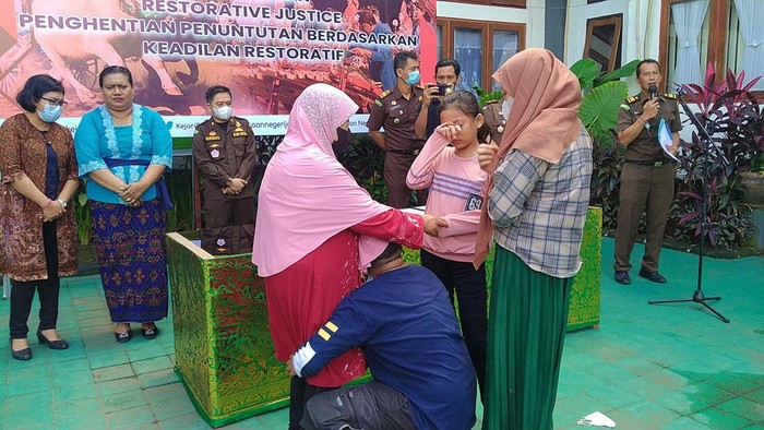 Zainal Abidin, 43, tersangka kasus tindak pidana penggelapan akhirnya dibebas dan tersungkur memeluk kaki sang Ibu, setelah sempat menjalani penahanan sekitar 2 bulan di rutan Polres Jembrana dan rutan Kelas IIB Negara dihentikan, Jumat (3/6/2022).