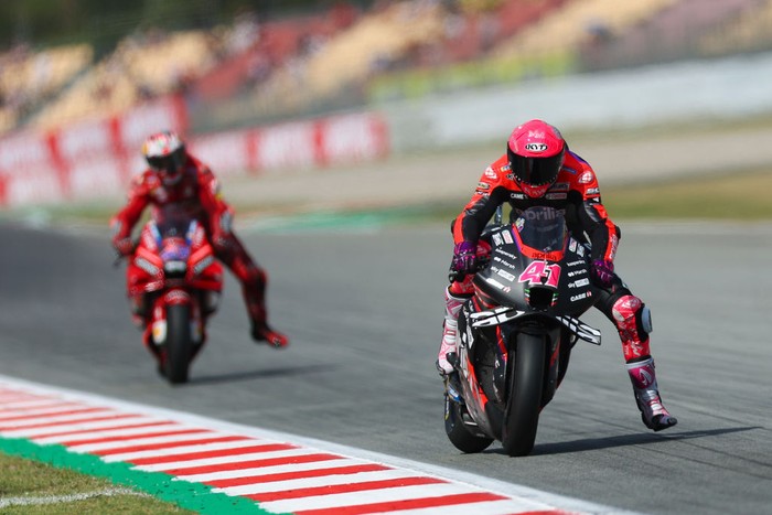 BARCELONA, SPAIN - JUNE 04: Aleix Espargaro of Spain and Aprilia Racing  at Circuit de Barcelona-Catalunya on June 04, 2022 in Barcelona, Spain. (Photo by Eric Alonso/Getty Images)