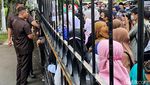 Setelah Antre Lama, Akhirnya Warga Bisa Takziah ke Gedung Pakuan