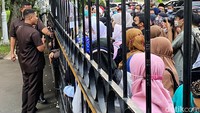 Ratusan warga itu sangat antusias meski harus menunggu beberapa jam mengantre di depan Gerbang Gedung Pakuan.