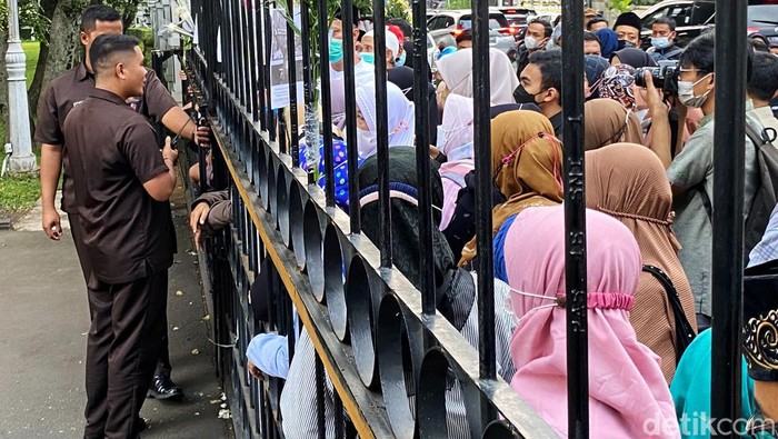 Sempat menunggu beberapa jam, akhirnya ratusan warga yang menunggu dikit Gerbang Gedung Pakuan, Kota Bandung bisa bertakziah untuk mendoakan Emmeril Khan Mumtadz.