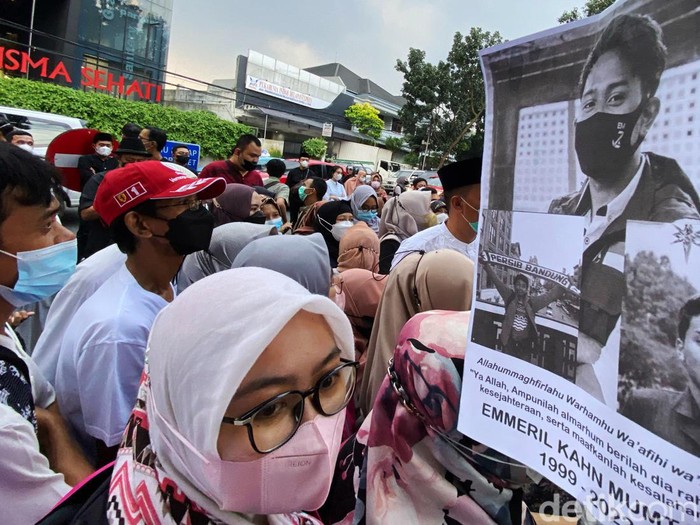 Akhirnya Warga Bisa Takziah ke Gedung Pakuan Sempat menunggu beberapa jam, akhirnya ratusan warga yang menunggu dikit Gerbang Gedung Pakuan, Kota Bandung bisa bertakziah untuk mendoakan Emmeril Khan Mumtadz.