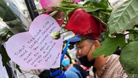 Ada juga yang membawa kertas bertuliskan ucapan duka cita.