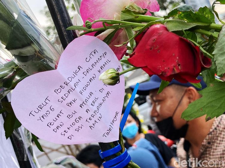 Foto: Tokoh dan Warga Saling Kuatkan Pundak Ridwan Kamil di Pakuan