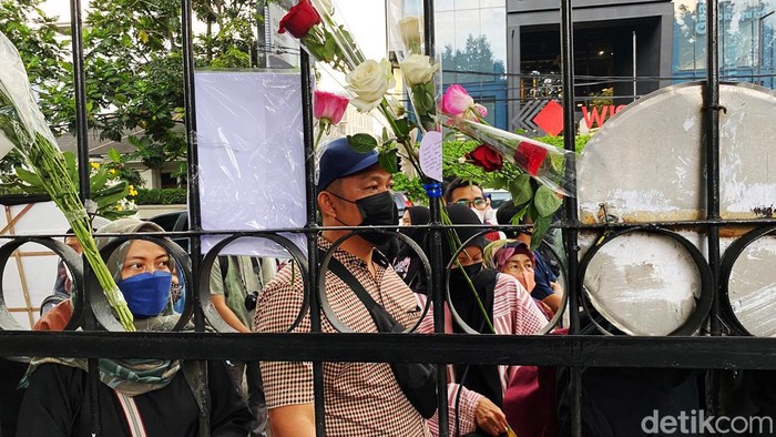 Akhirnya Warga Bisa Takziah ke Gedung Pakuan Sempat menunggu beberapa jam, akhirnya ratusan warga yang menunggu dikit Gerbang Gedung Pakuan, Kota Bandung bisa bertakziah untuk mendoakan Emmeril Khan Mumtadz.