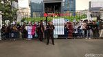 Setelah Antre Lama, Akhirnya Warga Bisa Takziah ke Gedung Pakuan