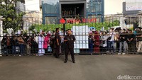 Warga mengantre untuk bertakziah di Gedung Pakuan, Kota Bandung, Sabtu (4/6/2022).