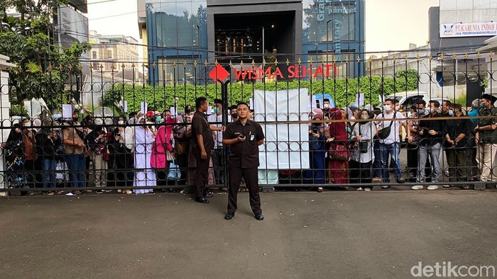 Akhirnya Warga Bisa Takziah ke Gedung Pakuan Sempat menunggu beberapa jam, akhirnya ratusan warga yang menunggu dikit Gerbang Gedung Pakuan, Kota Bandung bisa bertakziah untuk mendoakan Emmeril Khan Mumtadz.
