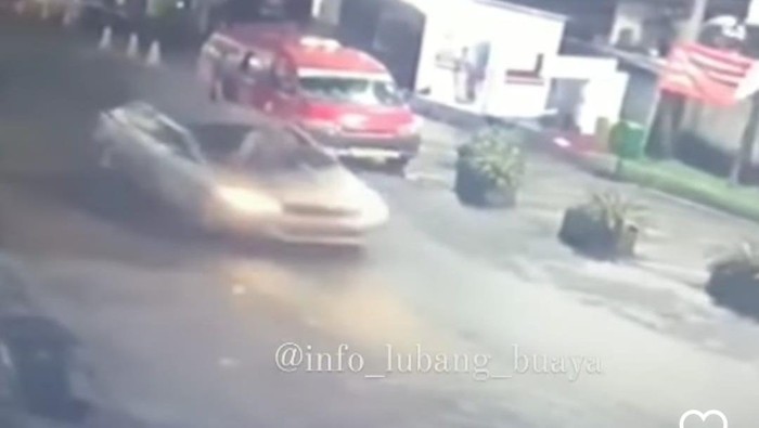 Aksi wanita naik ke atas kap mobil coba gagalkan pencurian mobil di Jaktim (Dok. tangkapan layar video)