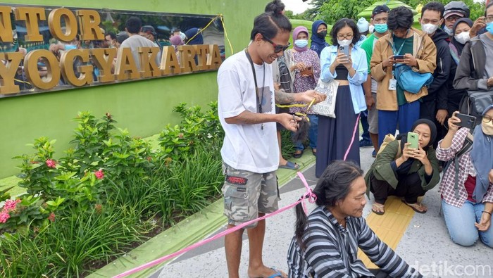 Aktivis Jogja Ora Didol, Dodok Putra Bangsa mencukur gundul rambutnya sebagai bentuk syukur atas penetapan tersangka eks Walkot Jogja Haryadi Suyuti, Sabtu (4/6/2022).