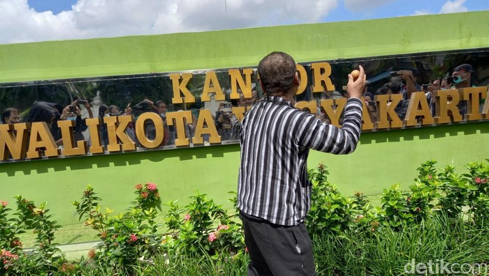 Aktivis Jogja Ora Didol, Dodok Putra Bangsa mencukur gundul rambutnya sebagai bentuk syukur atas penetapan tersangka eks Walkot Jogja Haryadi Suyuti, Sabtu (4/6/2022).