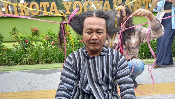 Aktivis Jogja Ora Didol, Dodok Putra Bangsa, saat aksi cukur gundul di Balai Kota Jogja, Sabtu (4/6/2022).