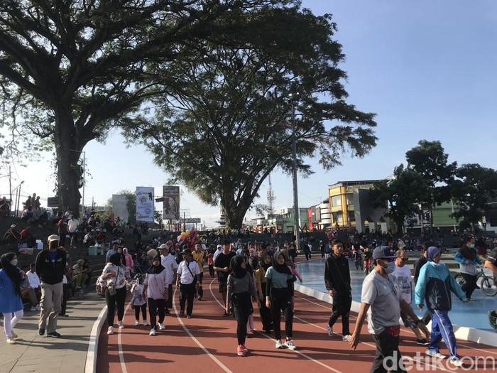 Aktivitas warga ramaikan Lapang Merdeka Sukabumi.