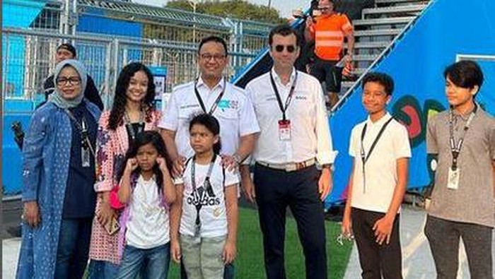 Anies dan keluarganya di sirkuit Formula E (dok. Instagram Anies)