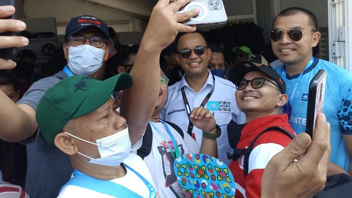 Anies jadi rebutan selfie di area Formula E (Tiara-detikcom)