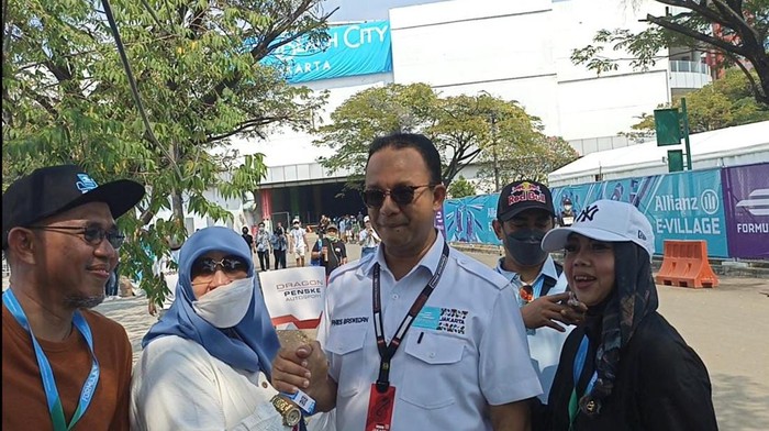 Anies jadi rebutan selfie di area Formula E (Tiara-detikcom)