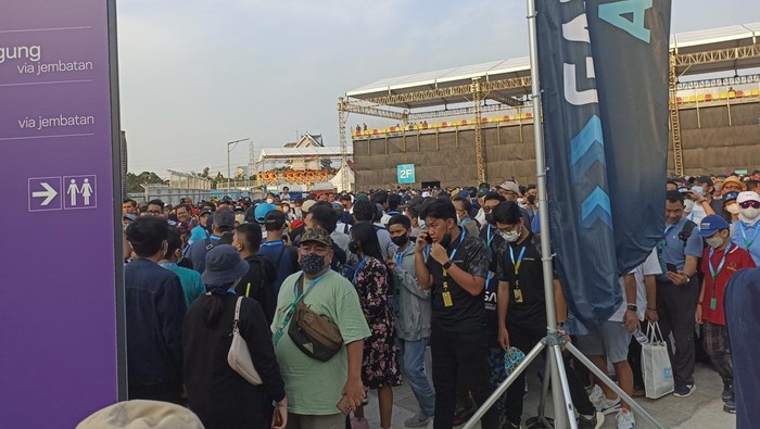 Antrean penonton keluar dari area sirkuit Formula E (Tiara/detikcom)