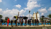 Sebagian warga menonton dari luar pagar.