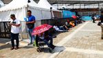 Cuaca Panas, Warga Tonton Formula E Sambil Bawa Payung