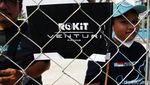 Cuaca Panas, Warga Tonton Formula E Sambil Bawa Payung