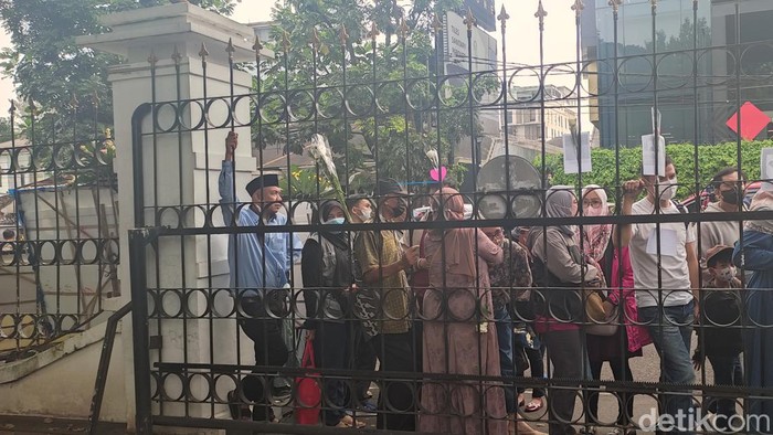 Antusias warga yang datang langsung ke Gedung Pakuan untuk mendoakan Eril