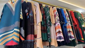 Harga Baju Turun Naik yang Viral di TikTok, Dipakai Artis Buat Konten