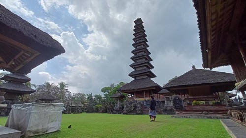 Bangunan pura dengan meru sebelas tingkat yang merupakan peninggalan Kebo Iwa di areal Pura Puseh Luhur Bedha, Tabanan, Bali.