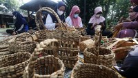 Pelatihan yang diikuti oleh para ibu rumah tangga tersebut guna memberikan wawasan tentang pembuatan kerajinan berbahan baku tanaman enceng gondok kering.