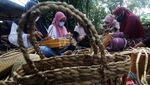 Eceng Gondok Disulap Jadi Kerajinan Cantik