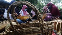 Peserta menganyam batang tanaman enceng gondok kering saat pelatihan pembuatan kerajinan di Sumber Kembangan, Kediri, Jawa Timur, Sabtu (4/6/2022).