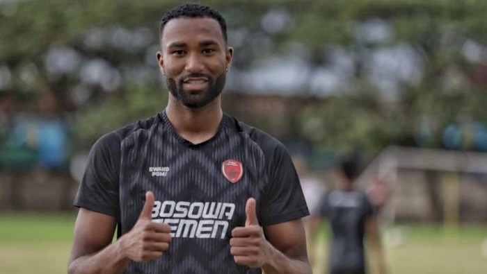 Bek asal Portugal Yuran Lopes hadir pada latihan PSM Makassar.