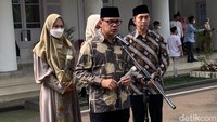 Selain warga sekitar, sejumlah kepala daerah menyampaikan belasungkawa secara langsung di Gedung Pakuan, di antaranya Bupati Pangandaran, Bupati Majalengka, Bupati dan Wakil Bupati Sumedang, Wali Kota Cirebon, Wali Kota Bogor, dan Wali Kota Sukabumi. (Foto: Wisma Putra/detikJabar)