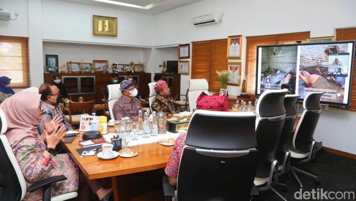 Bupati Banyuwangi Ipuk saat melihat video lansia yang hidup telantar