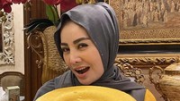 Kecintaannya dengan makanan manis, membuat Cici Paramida selaku dibuatkan kue oleh orang-orang terdekat.  Foto: Instagram @cici_faramida