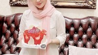 Kalau yang satu ini adalah momen ulang tahunnya. Kala itu, Cici Paramida diberikan kejutan kue ulang tahun oleh orang terkasih. Foto: Instagram @cici_faramida