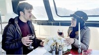 Salah satunya momen saat makan bersama di kapal pesiar. Mereka menikmati makanan sambil menikmati pemandangan laut. Foto: Instagram @cici_faramida
