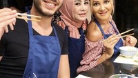 Seperti yang terlihat pada foto ini, Cici Paramida bersama dua temannya menikmati saikoro panggang. Foto: Instagram @cici_faramida