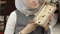Soal kuliner, Cici Paramida agaknya menyukasi makanan manis. Ia selalu menyukai kue, salah satunya klappetart. Foto: Instagram @cici_faramida
