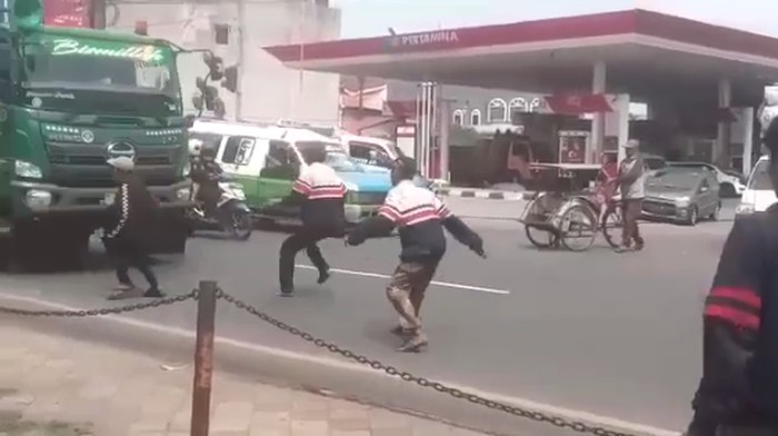 Satu orang remaja berinisial Y (18) tewas usai melakukan aksi setop truk di Jalan Otto Iskandar, Karawaci, Kota Tangerang pada Jumat (3/6) pukul 11.30 WIB. Polisi menduga aksi tersebut dilakukan demi konten.