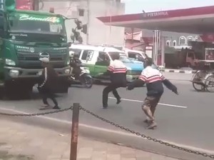 Setop! Konten Konyol Remaja Hadang Truk Berujung Maut, Sopir Bisa Dipenjara?