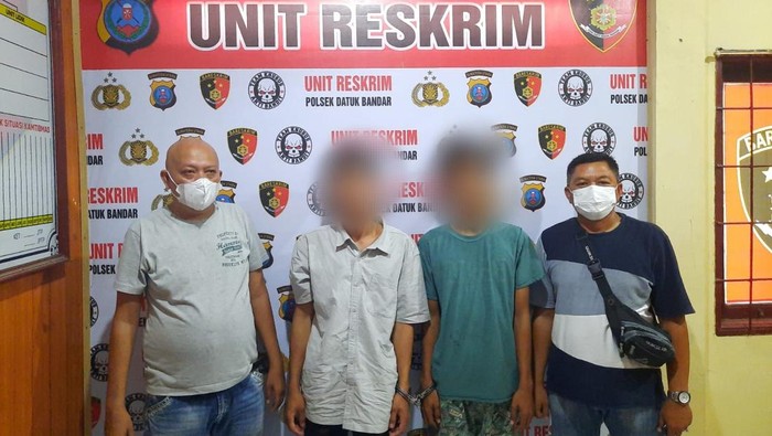 Dua pemuda pembobol kios tetangga.