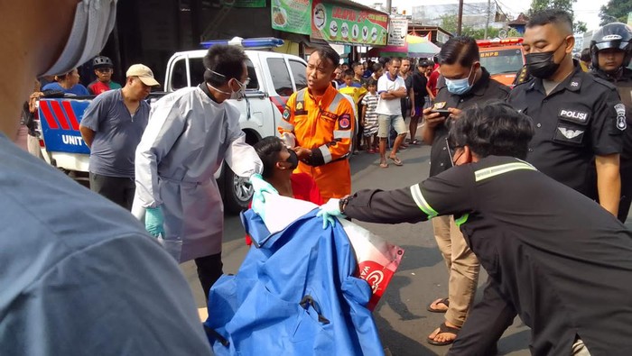 Evakuasi ibu korban tabrak lari di Kota Malang