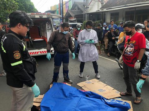 Evakuasi ibu korban tabrak lari di Kota Malang