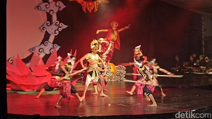 Festival Kresnayana VII Blitar yang melibatkan ratusan seniman Indonesia