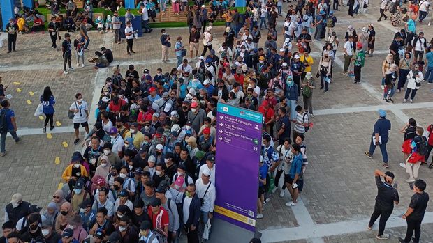 lesai sudah balapan Formula E di Jakarta. Lombanya sukses, tapi antrian penonton keluar mengular.