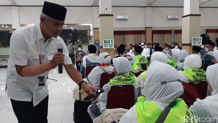 Ganjar Pranowo saat melepas Kloter 1 Calhaj 2022 Embarkasi Solo