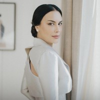 Potongan atas gaunnya terlihat seperti korset dengan aksen drapery khas Hian Tjen. Sophia juga memakai blazer yang memiliki aksen cut out di bagian belakang, membuat penampilannya terlihat seksi. Foto: dok. Instagram @thebridestory