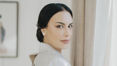 8 Gaya Sophia Latjuba Dampingi Eva Celia Nikah, Awet Muda di Usia 51